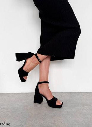 Красивые черные босоножки на удобных утолщенных каблуках