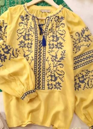 Желтая рубашка вышиванка с синей вышивкой