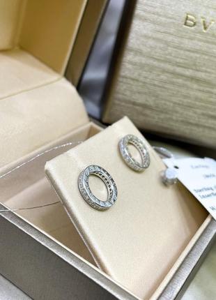 Серебряные серьги булгари bulgari пусетты гвоздики круг с камнями с логотипом надписью кла...