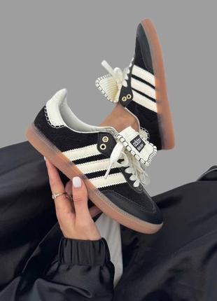 Жіночі кросівки в стилі adidas samba x walles bonner black pony premium.