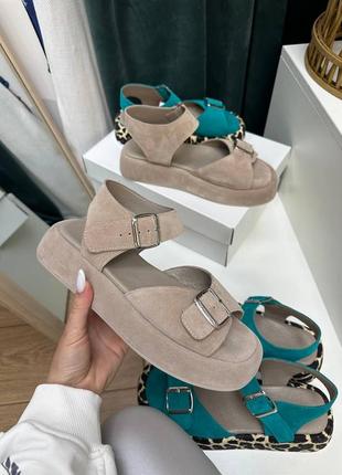 Замшевые бежевые босоножки с ремешками на высокой прямой подошве