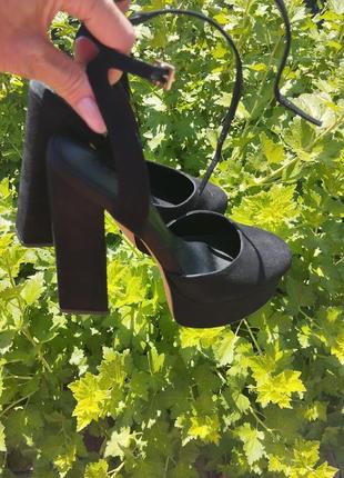 Босоножки на платформе замшевые