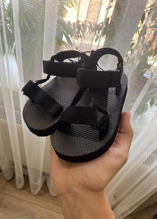 Продам чорні босоніжки сандалики сінсей 24р