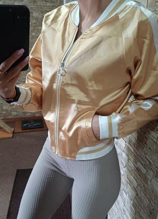 Куртка вітровка