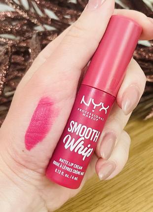 Оригінал рідка матова помада-крем для губ nyx professional makeup smooth whip matte lip cream 18 onsie funsie
