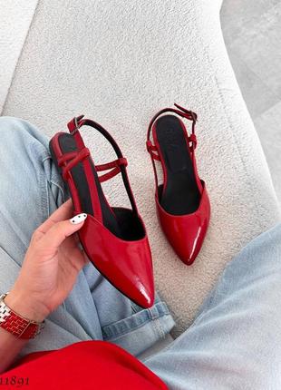 Червоні натуральні лаковані лакові туфлі балетки босоніжки слінгбеки з закритим гострим носом відкритою пʼятою лак