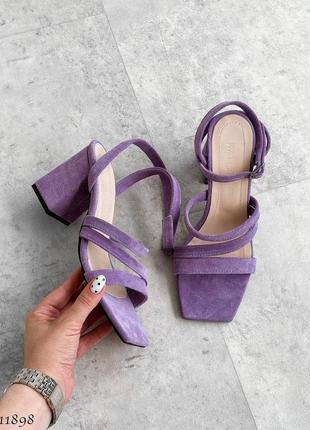 Лавандовые фиолетовые натуральные замшевые босоножки на высоком толстом каблуке с тонкими ремешками квадратным носом замш фиолет