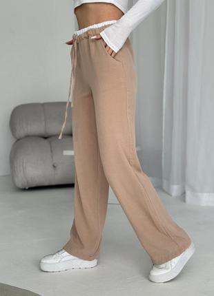 Бежевые прямые брюки с белым поясом 9030