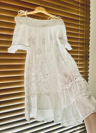 Біла бавовняна сукня з вишивкою та оборками