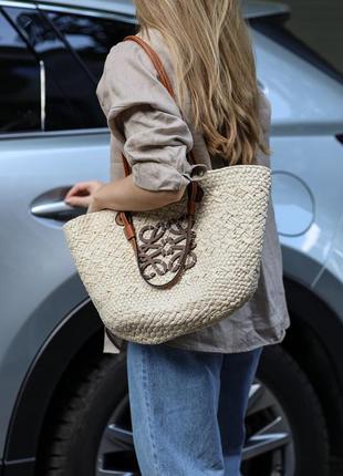 Женская сумка loewe paula's ibiza small leather-trimmed woven raffia tote бежевая