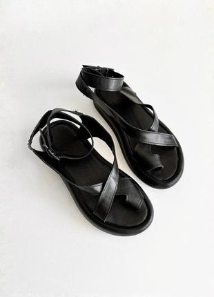 Новые черные кожаные актуальные босоножки сандалии