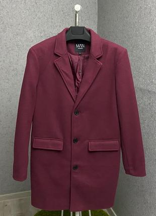 Бордовое пальто от бренда boohoo man