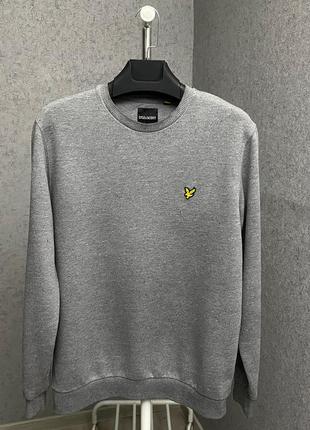 Серый свитшот от бренда lyle&scott