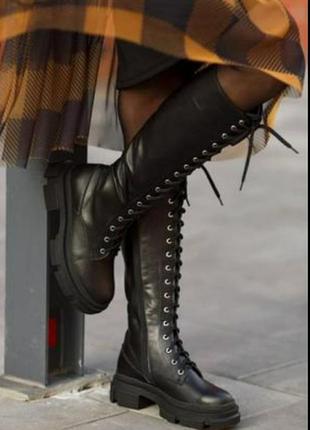 Високі, шкіряні жіночі чоботи на блискавці та  шнуруванні,  чорного кольору.