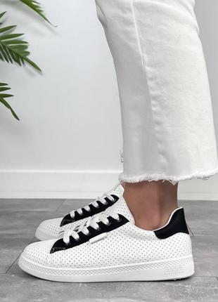 Білі чорні базові жіночі кросівки кеди з перфорацією