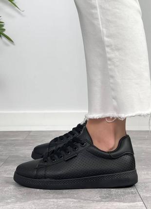 Черные базовые женские кроссовки кеды с перфорацией