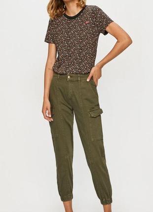 Стильные джинсовые брюки на молнию, сзади на поясе - резинка, со многими карманами, от feme luxe (пакистан). цвет - хаки.