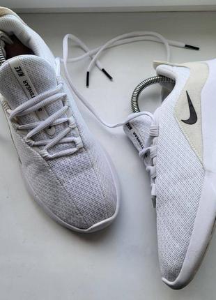 Легкі зручні біленькі кросівки для жінок   nike sportswear