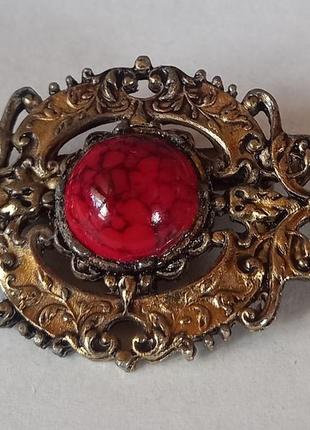 Рідкісна вінтажна брошка із червоним пекінським склом. чехія.
