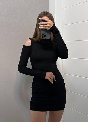 Невероятное платье с вырезом на плечках и затяжками с обеих сторон, черная