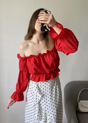 Красная блуза с рюшами