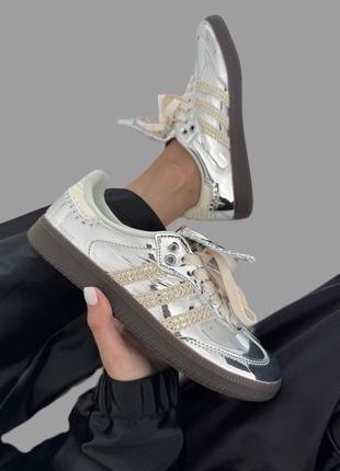 Крутезні жіночі кросівки adidas samba x wales bonner silver premium сріблясті