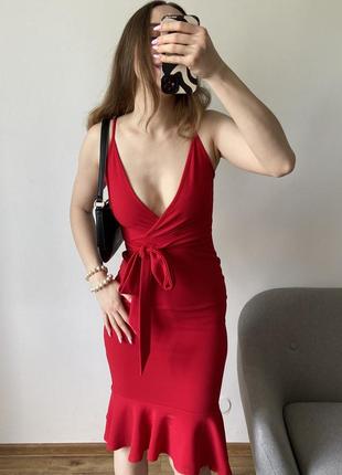 Вечірня червона сукня