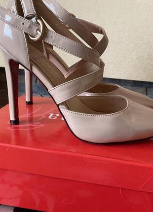 Жіночі лакові туфлі на кублуку розмір 39 бежеві