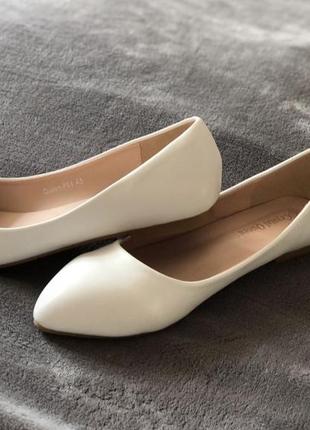 Елегантні базові класичні молочного кольору балетки туфлі човники 39 розміру aisida з екошкіри
