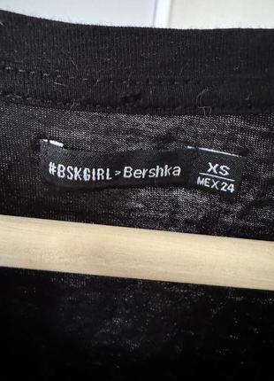 Чорна укорочена футболка bershka3 фото