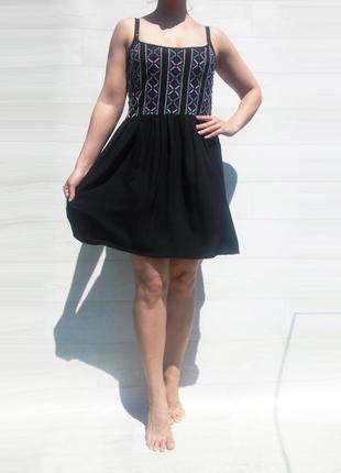 Плотное чёрное платье с вышивкой clockhouse