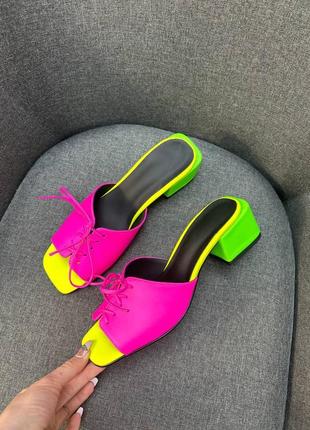 Яркие разноцветные шлепанцы сабо на низком каблуке