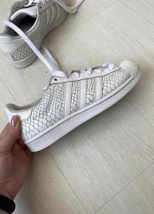 Белые кожаные кроссовки adidas