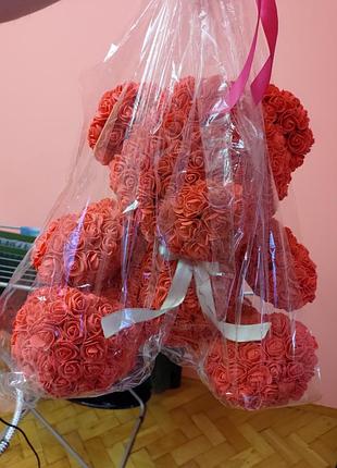 Мишка подарочный из искусственных цветов роз красный розовый