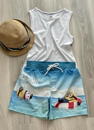 Пляжный look для стильного парня: яркие плавательные шорты h&amp;m, майка h&amp;m, соломенная шляпка.