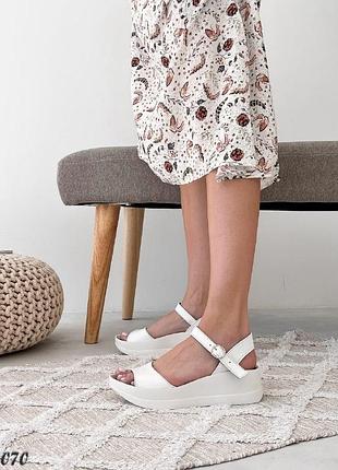 Жіночі білі шкіряні босоніжки на платформі танкетці літні натуральна шкіра літо