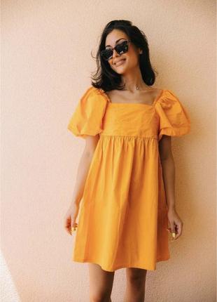 Яскраво оранжева натуральна сукня з обʼємними рукавами