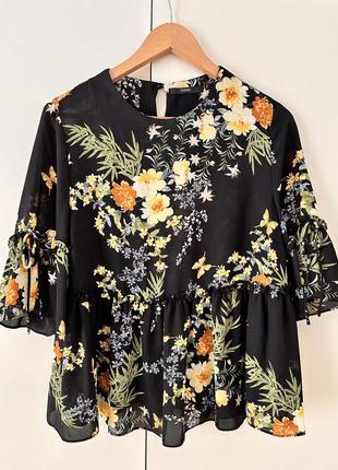 Черная блуза с цветами