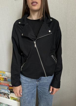 Курточка чорного розміру з котону