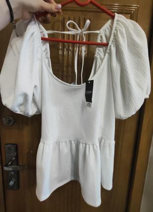 Нова біла блуза на плечі