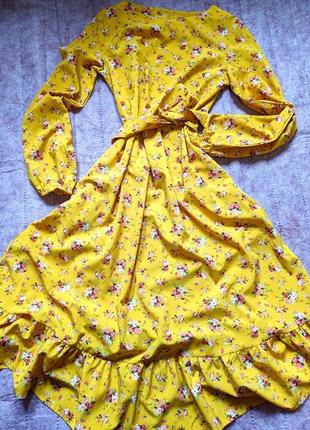 Желтое легкое платье в цветах