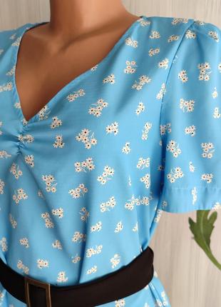 Нежная блуза в цветочки.
