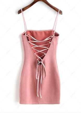 Розовое платье мини на тонких бретелях со шнуровкой на спине