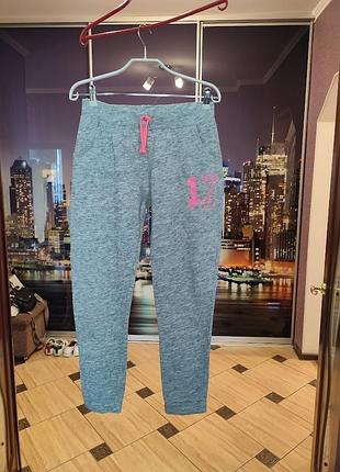 Классные спортивные штаны, в подарок футболочка