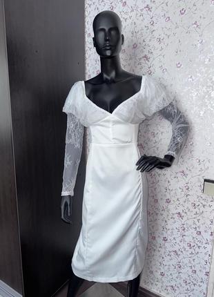 Неймовірно гарна сукня з мереживними рукавами