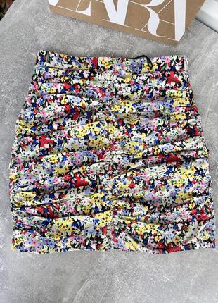 Zara хлопковая цветочная мини юбка с драпированной
