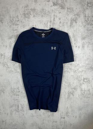 Синяя компрессионная футболка under armour с белым логотипом – ваша поддержка и стиль на каждой тренировке