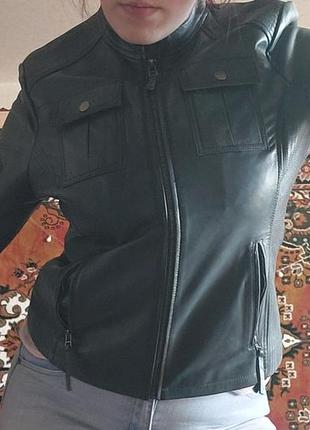 Темно-зеленая кожаная куртка