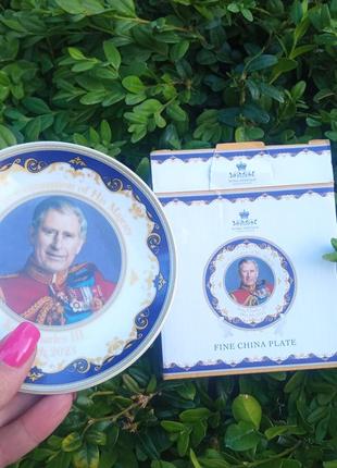 Тарелочка из фарфора высокого качества с изображением принца чарльза.есть упаковка и подставка