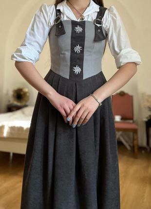 Чарівна австрійська сукня/сарафан дріндль 1990-х років у сірих відтінках облягаючий верх, плісирована спідниця довжини міді